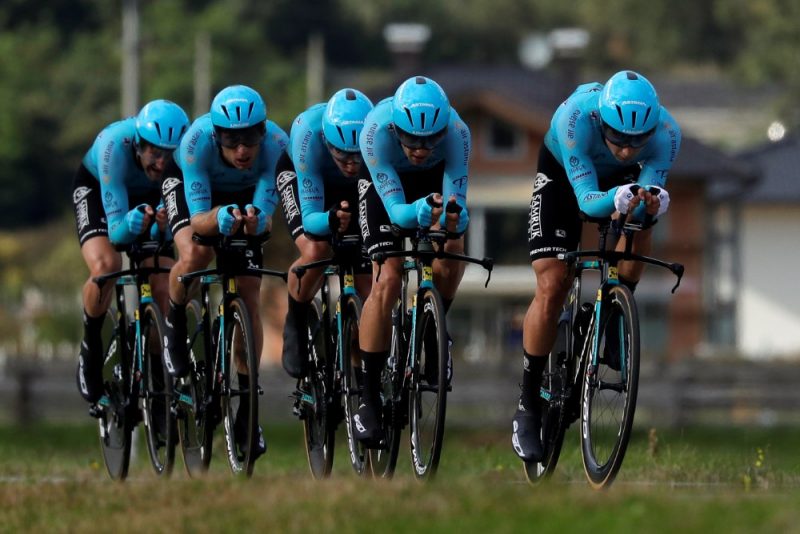 “Astana” komandas riteņbraucēji iemēģinājuši roku repošanā.