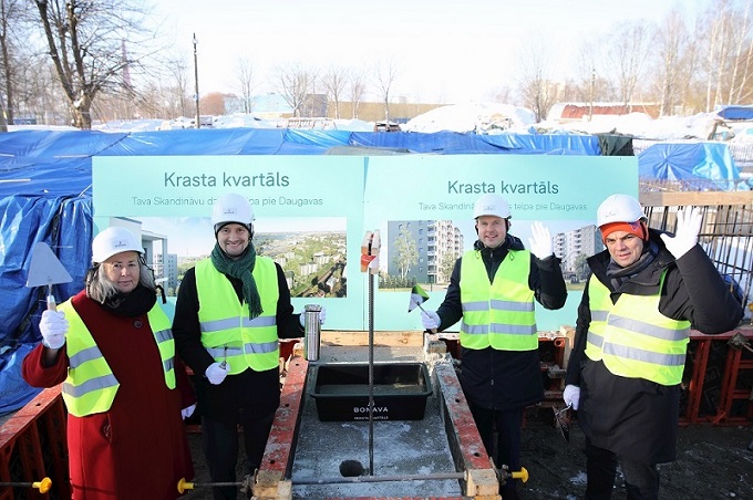 Projektam “Krasta kvartāls” ielikts pamatakmens. Pasākumā piedalījās un vēstījumus nākamajām paaudzēm kapsulā atstāja Zviedrijas vēstniece Latvijā Annika Jagandere, Bonava Latvija valdes priekšsēdētājs Mareks Kļaviņš, Krasta kvartāla attīstības projekta vadītājs Mikus Freimanis un pilsētplānotājs, “Grupa 93” vadītājs Neils Balgalis.