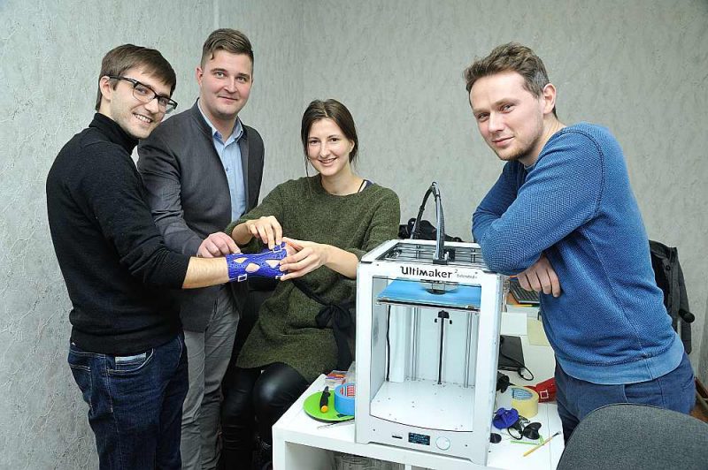 No kreisās: “CastPrint” līdzdibinātājs Sigvards Krongorns, līdzdibinātājs Jānis Oliņš, projektu vadītāja Agate Kalcenaua un tehniskais direktors Edvīns Bondarenko. Piektais “CastPrint” darbinieks – dizainers Daniels Voitovs šoreiz aizkadrā.