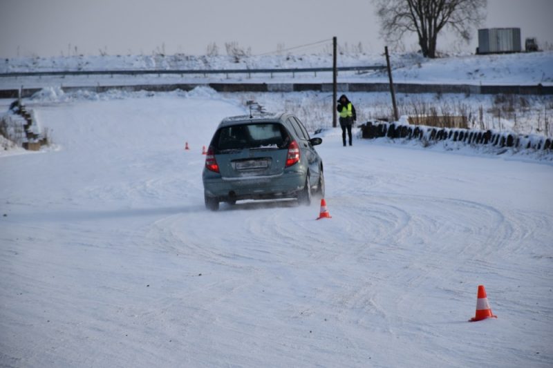 Ziemas braukšana ar automašīnu.