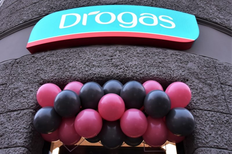 Durvis ver jaunā koncepta “Drogas” veikals Krišjāņa Barona ielā 63, Rīgā.