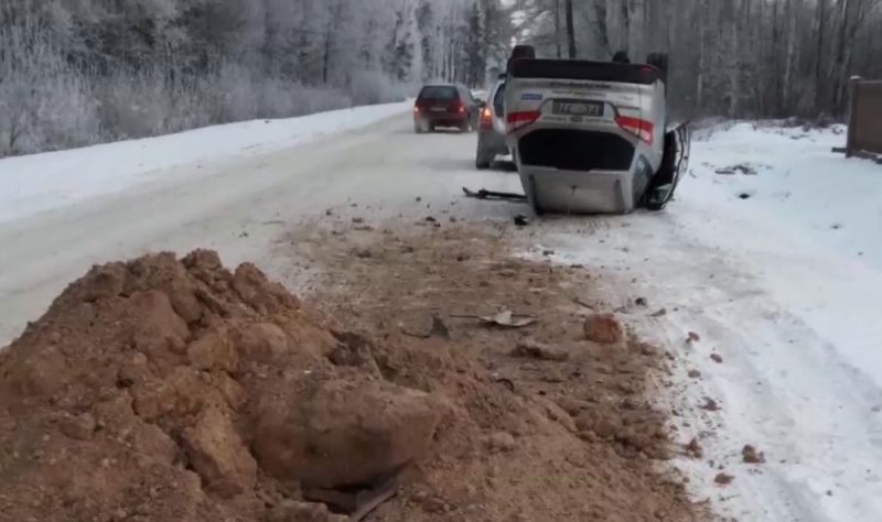 Avārijas vieta uz Rubeņu ceļa, kur autovadītāja cieta negadījumā smilšu kaudzes dēļ.