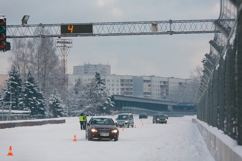 Ceļu satiksmes drošības direkcija (CSDD) aicina autovadītājus pieteikties bezmaksas drošas ziemas braukšanas konsultācijām Rīgā, Biķernieku trasē.