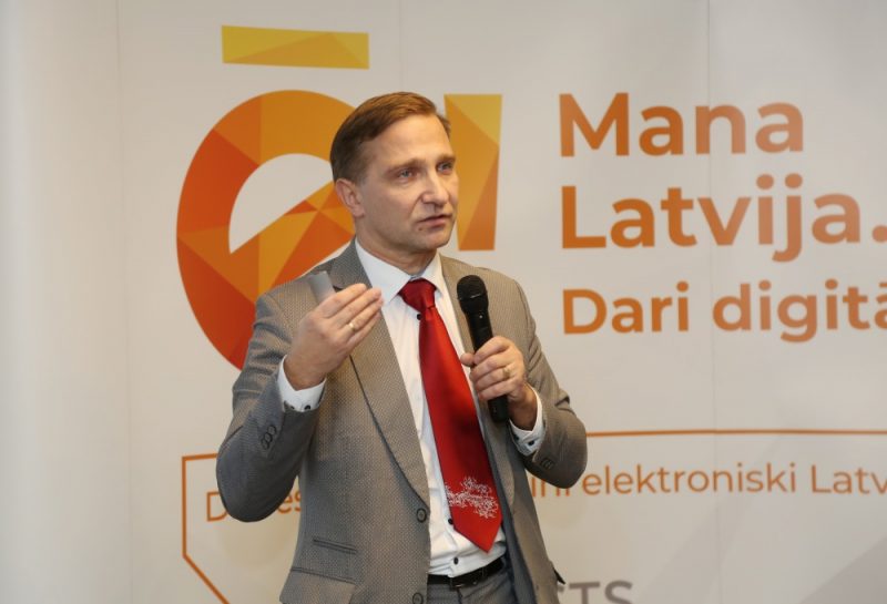 Vides aizsardzības un reģionālās attīstības ministrijas valsts sekretāra vietnieks informācijas un komunikācijas tehnoloģiju jautājumos Edmunds Beļskis piedalās preses konferencē, kurā informē par programmā “Mana Latvija.lv. Dari digitāli!” paveikto un turpmākajām aktivitātēm, 03.12.2018.