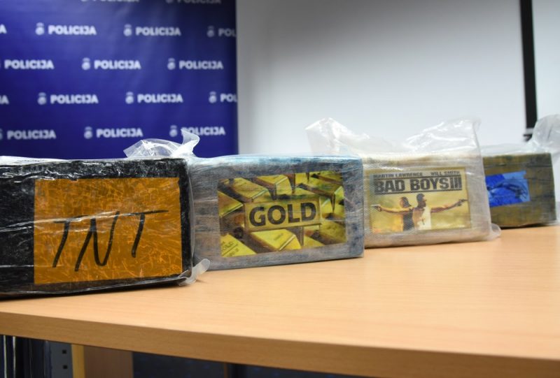 Valsts policija sadarbībā ar ASV tiesībsargājošo iestādi un pretterorisma vienību “Omega” Kokneses novadā izņēma vairāk nekā divas tonnas kokaīna kravu ar 42 kartona kastēm, kurās atradās 2195 briketes ar dažādiem logo – “TNT”, “Badboys”, “Gold” un ar delfīna attēlu, 14.01.2019.