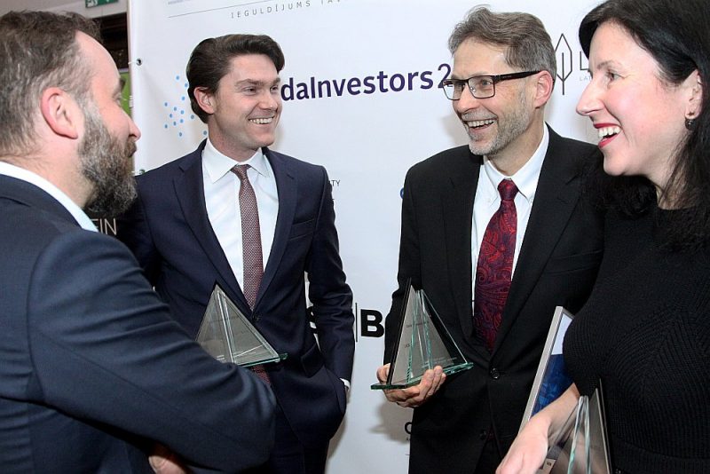 “NCH Capital” viceprezidents Kārlis Cerbulis (attēlā otrais no labās puses) saņēmis pelnītu atzinību par savu ilggadējo darbu riska kapitāla nozarē, noslēdzot Latvijas vēsturē lielāko riska kapitāla fondu pārdošanas darījumu – “GroGlass” pārdošanu.