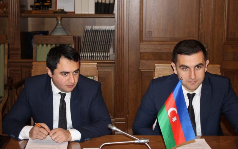 Uzņēmuma “Azerbaidžānas dzelzceļš” pārstāvji tikšanās laikā.