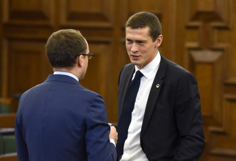 Saeimas deputāts Juris Jurašs pirms Saeimas sēdes.