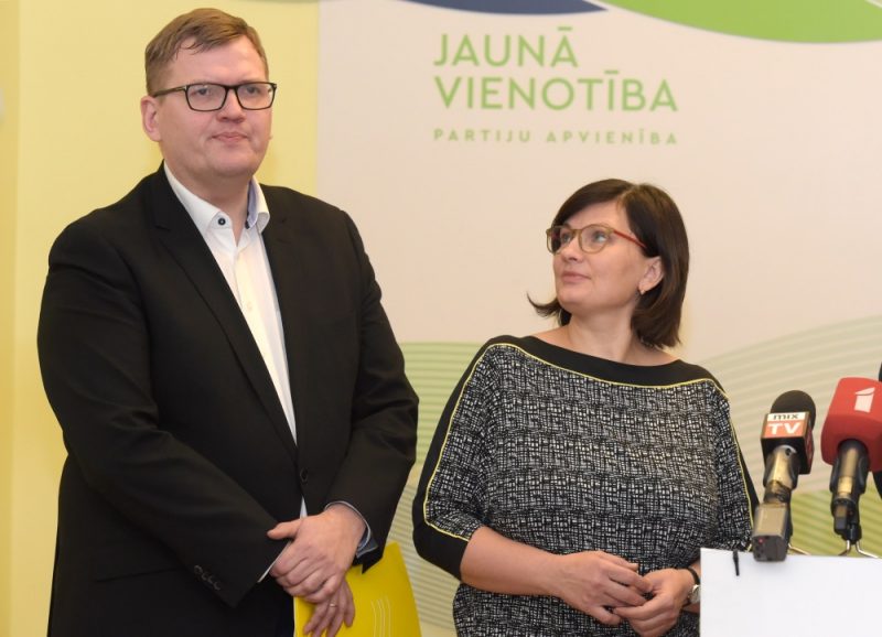 Partiju apvienības “Attīstībai Par!” ministru amatu kandidāti – Juris Pūce un Ilze Viņķele atbild uz žurnālistu jautājumiem pēc tikšanās ar Valsts prezidenta nominēto Ministru prezidenta amata kandidātu Krišjāni Kariņu par valdības deklarācijas veidošanas principiem, 07.01.2019.