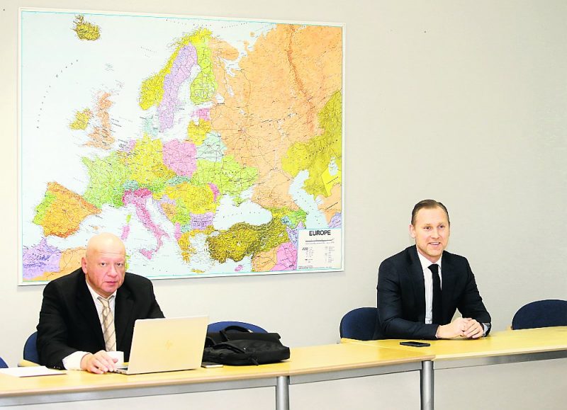 Saeimas deputāts Aldis Blumbergs (no kreisās) uzskata, ka deputātiem, kuri neatbalstīja valdību, ir jādod iespēja pašiem izvēlēties, vai viņi vēlas palikt frakcijā. Aldis Gobzems no tās neplāno izstāties, bet, ja viņu izslēgšot, tad veidošot jaunu partiju, jo vēlas palikt politikā vēl vismaz desmit gadus.