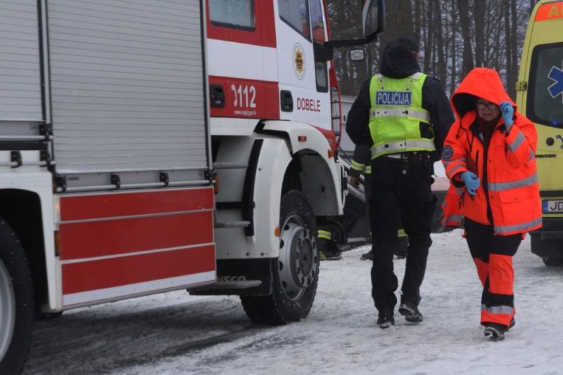 Pie Pienavas uz Liepājas šosejas šo trešdien notika autobusa avārija – tas iegāzās grāvī, cieta vairāki cilvēki, 02.01.2019.