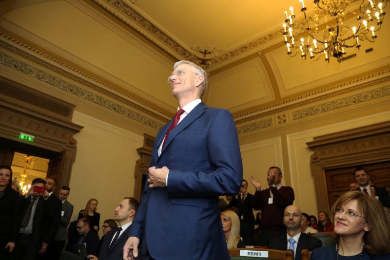 Jaunievēlētais Ministru prezidents Krišjānis Kariņš pēc balsojuma Saeimas ārkārtas sēdē, kurā deputāti izteica uzticību premjera kandidāta izveidotajam Ministru kabinetam, 23.01.2019..