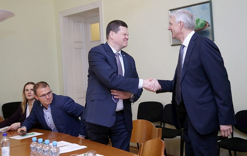 Valsts prezidenta nominētais Ministru prezidenta amata kandidāts Krišjānis Kariņš (no labās) sasveicinās ar Nacionālās apvienības zemkopības ministra amata kandidātu Kasparu Gerhardu.