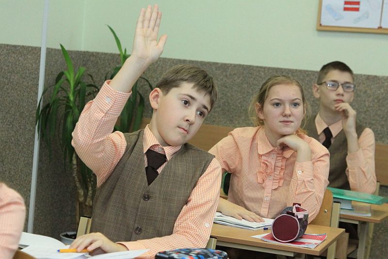 Kaut latviešu valodas apguvē liela nozīme arī latviskai videi, Latvijas pierobežā Daugavpilī vairākās skolās skolēni uzrāda augstus rezultātus latviešu valodas eksāmenos. Jo sevišķi pozitīvi izceļas Daugavpils Krievu vidusskola – licejs. Tās 9. klašu absolventi pērn latviešu valodas eksāmenā bija trešie labākie.