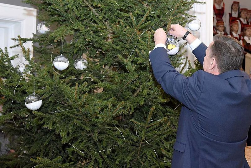 Tā kā jaunā premjera joprojām nav, Mārim Kučinskim tikusi iespēja gan greznot valdības nama galveno Ziemassvētku egli, gan uzrunāt Latvijas tautu gadumijā.