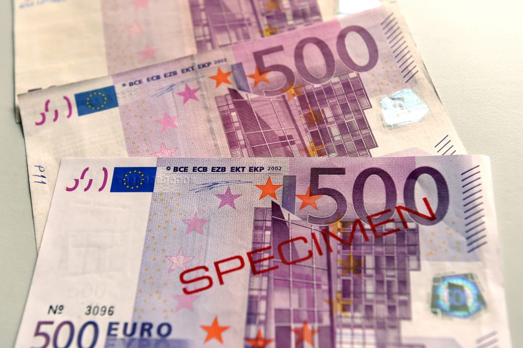500 eiro banknotes Latvijas Bankas vienotajā naudas pārbaudes centrā, kurā turpmāk Latvijas Banka veiks visas eiro un citu valūtu banknošu un monētu ar viltojumu pazīmēm pārbaudes.