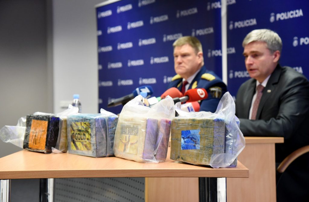 Valsts policijas priekšnieks Ints Ķuzis (no kreisās) un Valsts policijas Galvenās kriminālpolicijas pārvaldes priekšnieks Andrejs Grišins piedalās preses konferencē, kurā informē par izņemtajām vairāk nekā divām tonnām kokaīna, kas ir līdz šim lielākā kokaīna krava Latvijā.