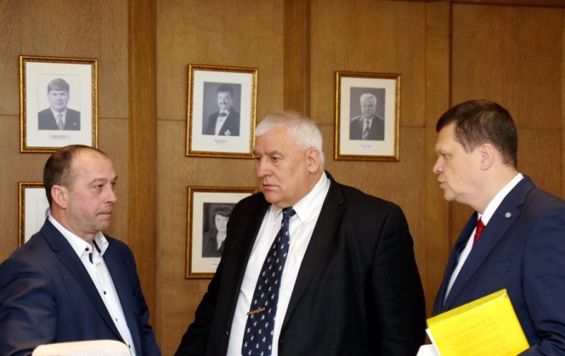 Biedrības “Zemnieku saeima” vadītājs Juris Lazdiņš (no kreisās), Lauksaimnieku organizāciju sadarbības padomes valdes priekšsēdētājs Edgars Treibergs un zemkopības ministra amata kandidāts Kaspars Gerhards.