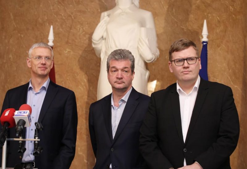 Ministru prezidenta amata kandidāts Krišjānis Kariņš (no kreisās), partijas “KPV.LV” Saeimas frakcijas vadītājs Atis Zakatistovs un vides aizsardzības un reģionālās attīstības ministra amata kandidāts piedalās premjera amata kandidāta un valdību veidojošu partiju pārstāvju preses brīfingā pēc diskusijas par valdības deklarāciju.