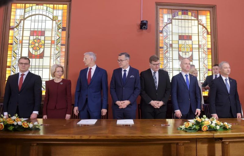 Ministru prezidenta amata kandidāta Krišjāņa Kariņa topošās valdības partneri paraksta koalīcijas sadarbības līgumu, valdības deklarāciju un fiskālās disciplīnas līgumu.
