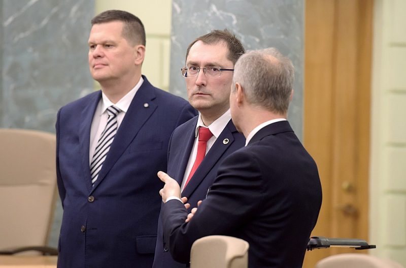 Zemkopības ministrs Kaspars Gerhards (no kreisās), satiksmes ministrs Tālis Linkaits un tieslietu ministrs Jānis Bordāns pirms jaunā Ministru kabineta pirmās svinīgās sēdes.