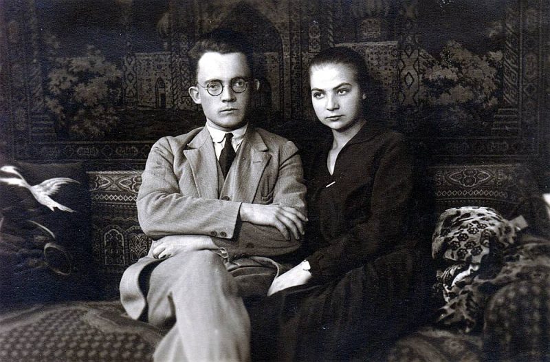 Konstantīns un Albīna Mežuļi Rīgā 1929. gada 21. septembrī. Mežulis jau bija parakstījies, ka vairs nenodarbosies ar komunistiskām aktivitātēm, taču darbību kompartijā slepus turpināja.