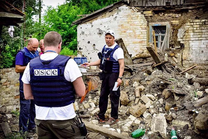 Māris Bruže (centrā): “Separātisti apgalvo, ka visus ieročus un munīciju viņi ieguvuši no Ukrainas armijas noliktavām Donbasā, taču nu jau viss turpinās četrus gadus. Visi taču saprot, ka ukraiņu noliktavās bijusī munīcija jau sen izšauta. Tad jājautā, kur viņi ņem munīciju?”
