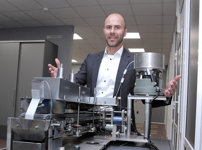 Aleksandrs Parfinovičs jau 2021. gadā “Schaeffler Baltic” izstrādāto unikālo nanopārklājumu izsmidzināšanas ierīci plāno integrēt “inline” ražotnē. Attēlā ierīces prototips samazinātā variantā.