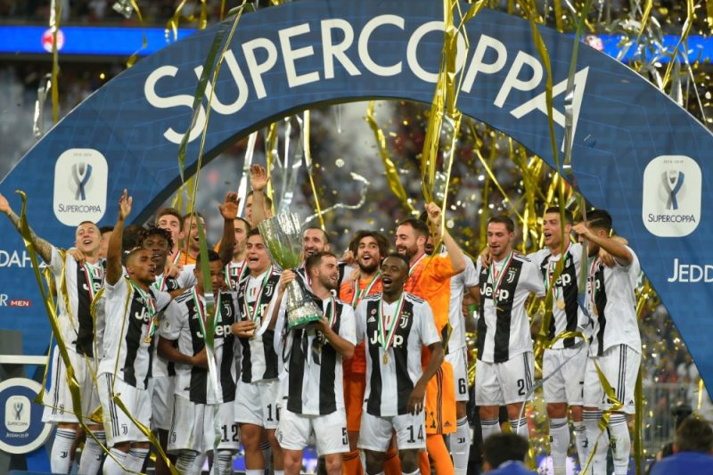 Turīnas “Juventus” futbolisti priecājas par Itālijas Superkausu.