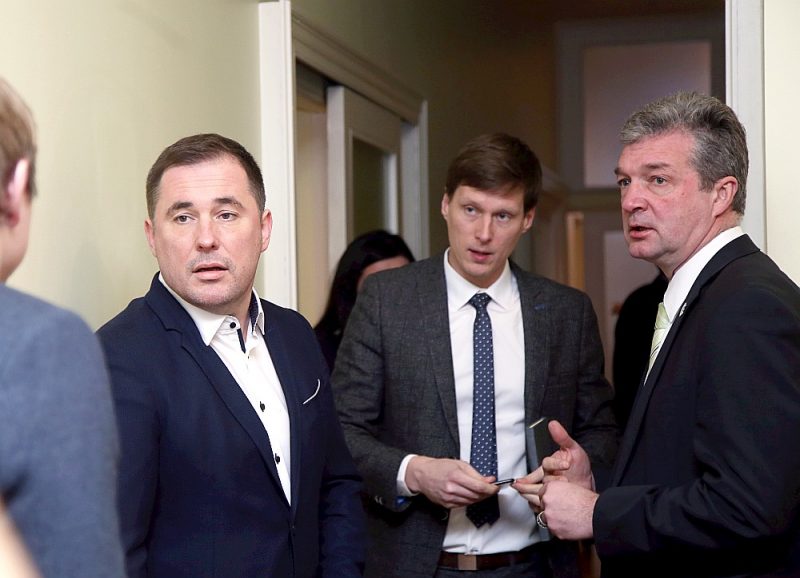 Partijas “KPV LV” pārstāvji – Didzis Šmits (no kreisās), ekonomikas ministra kandidāts Ralfs Nemiro un partijas Saeimas frakcijas priekšsēdētājs Atis Zakatistovs pirms tikšanās ar premjera amata kandidātu Krišjāni Kariņu.