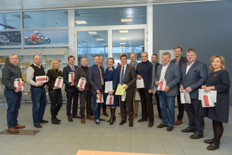 CSDD un vadošās darba devēju organizācijas parakstījušas sadarbības memorandu pret telefonu lietošanu pie auto stūres.