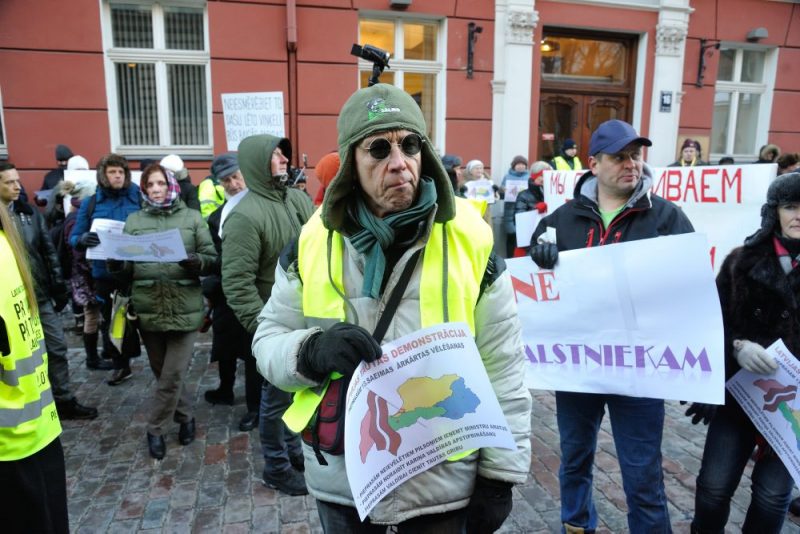 Protesta akcijā piedalījās gan “KPV LV” atbalstītāji, gan prokrieviski spēki un termiņuzturēšanās atļauju tirgošanas atbalstītāji. Daži bija uzvilkuši dzeltenas vestes.