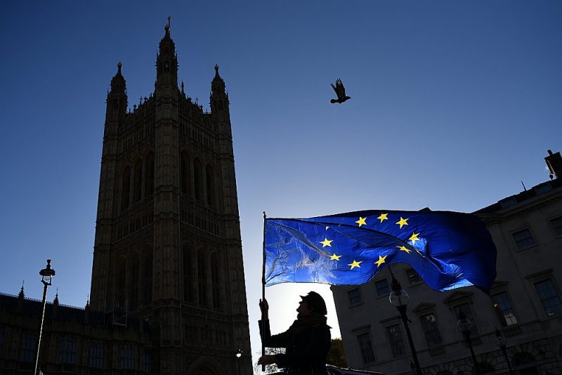 Breksita pretinieks ar ES karogu vakar Vestminsterā, Londonā.