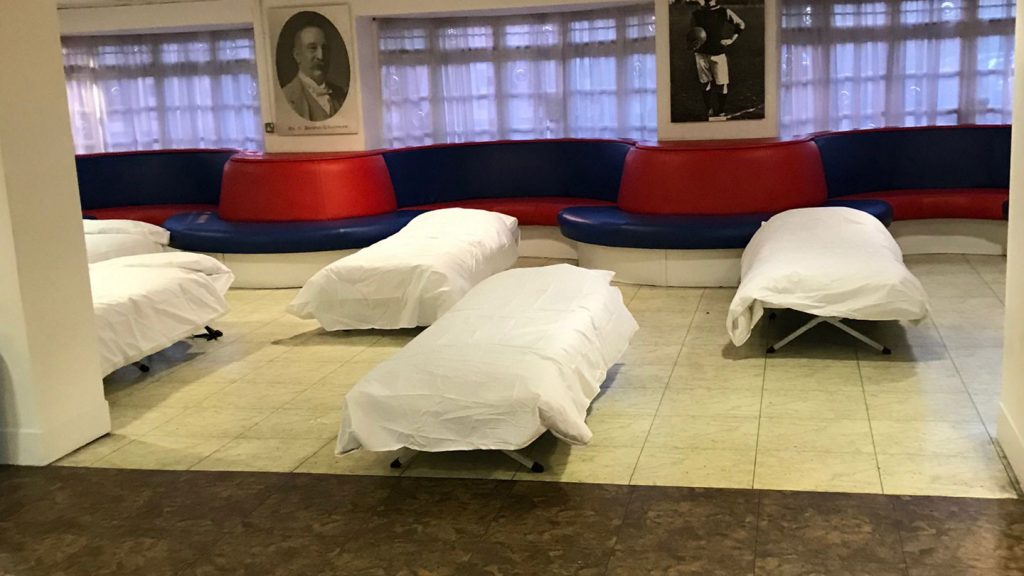 Gultas bezpajumtniekiem angļu futbola kluba “Crystal Palace” stadiona telpās.
