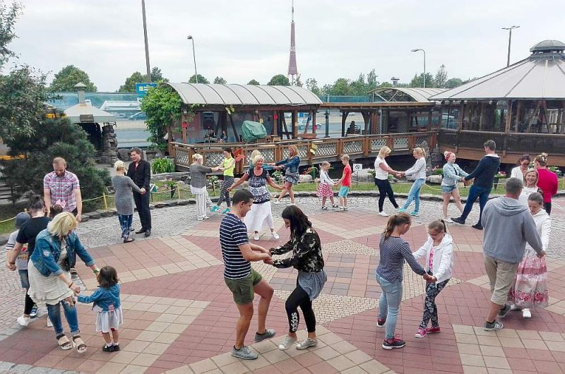 Horeogrāfe Indra Filipsone vada tautas dejas nodarbību pie restorāna “Lido”.