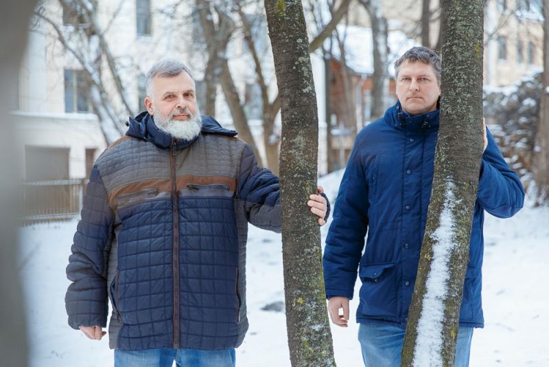 Dziednieks un dabas reiki meistars Agris Miks (no kreisās) un Andris Krūmiņš, dziednieks un ekstrasenss, dabas reiki meistars.