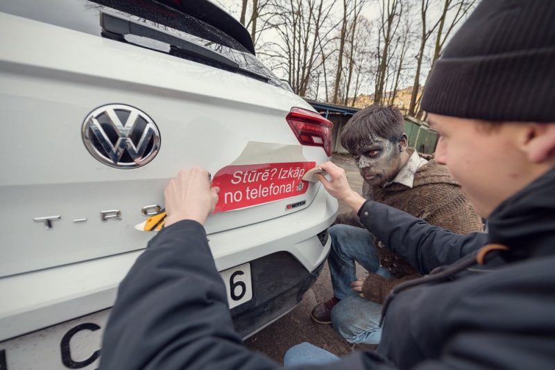 “Circle K” DUS visā Latvijā iespējams saņemt kampaņas “Izkāp no telefona!” auto uzlīmes.