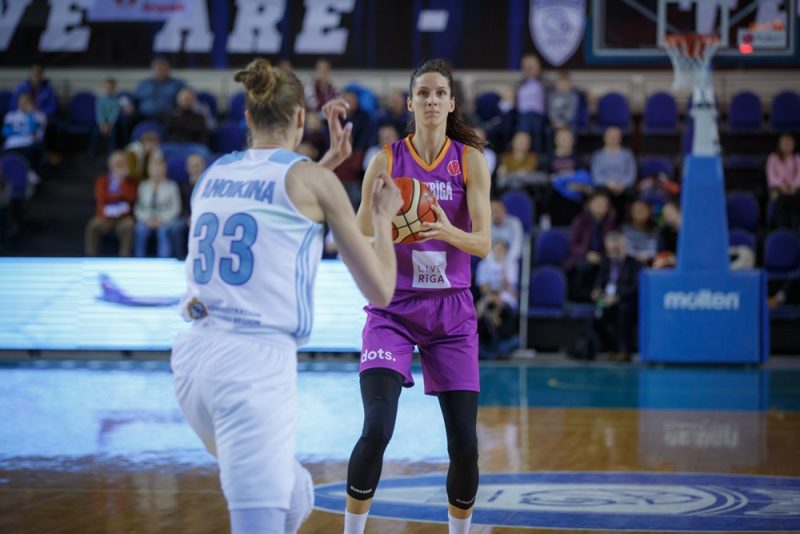Kristīne Vītola (ar bumbu), kļuvusi par FIBA Eirolīgas astotās kārtas labāko spēlētāju.