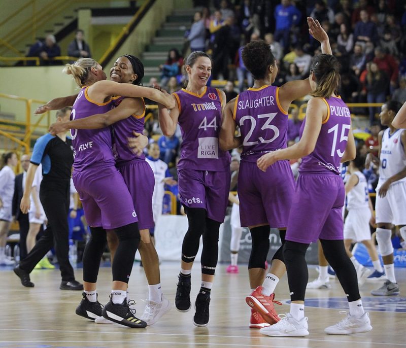 “TTT Rīga” basketbolsites priecājas par uzvaru Spānijā.
