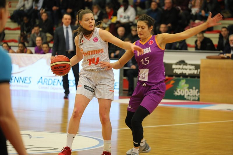 “TTT Rīga” basketboliste Ieva Pulvere (no labās) pret mājinieci Mariju Īvu Pažē.
