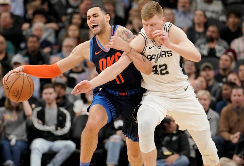 Dāvis Bertāns cīnās ar “Thunder” spēlētāju Abdelu Naderu.