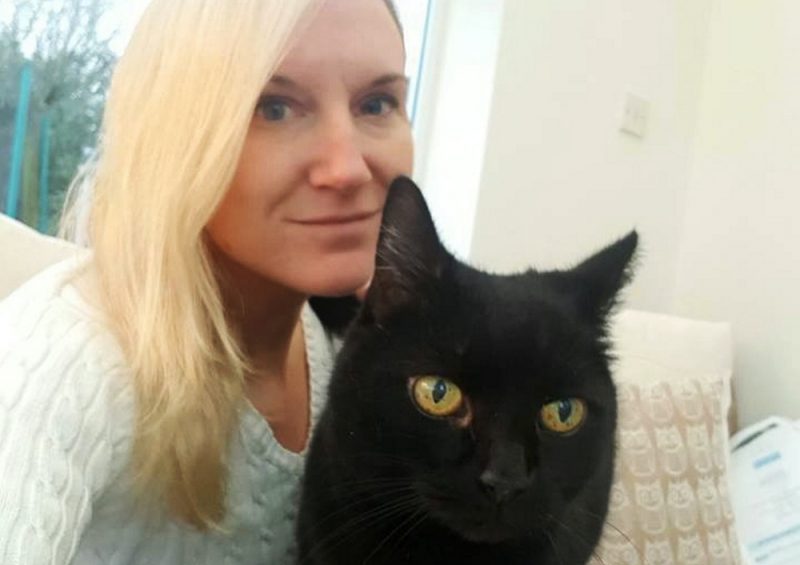 Saimniece Aleksa Eliota ar kaķi, kurš atradās pēc 10 gadu prombūtnes