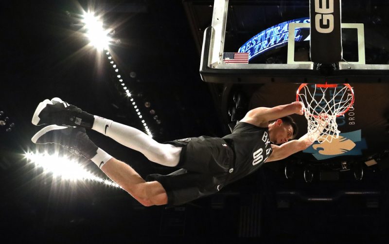 Rodions Kurucs noslēdz ātro uzbrukumu ar bumbas triecienu grozā no augšas.
