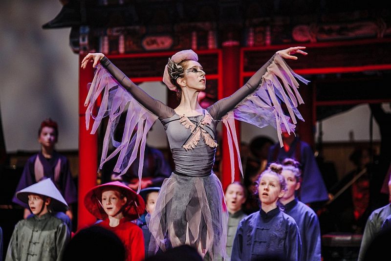 Skats no Imanta Ramiņa operas “Lakstīgala” iestudējuma.