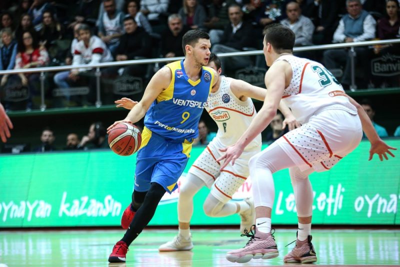 Rihards Lomažs spēlē pret Bandirmas “Banvit”.