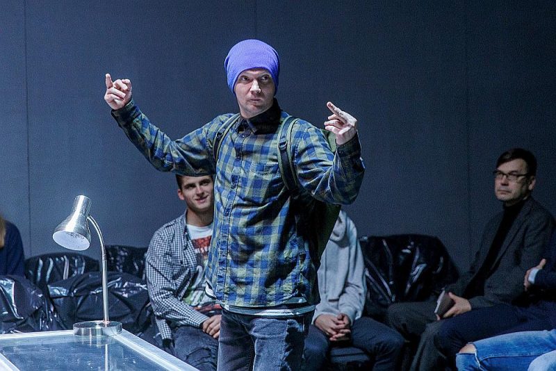 Valmieriešu izrādē “Nekas” režisors un izpildītāji mēģina nojaukt distanci starp skatuvi un skatītāju, un viņiem tas izdodas.