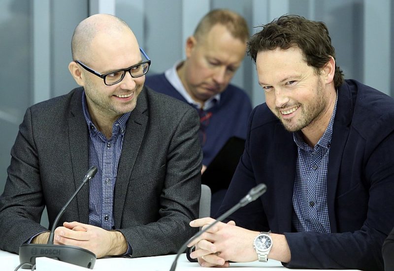 Nacionālās elektronisko plašsaziņas līdzekļu padomes priekšsēdētāja vietnieks Ivars Āboliņš (no kreisās) un NEPLP padomes loceklis Patriks Grīva Saeimas komisijas sēdē.