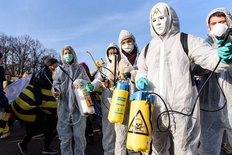 Aktīvistu protesti pret pesticīdu izmantošanu Berlīnē 19. janvārī pirms “Zaļās nedēļas” izstādes atklāšanas.