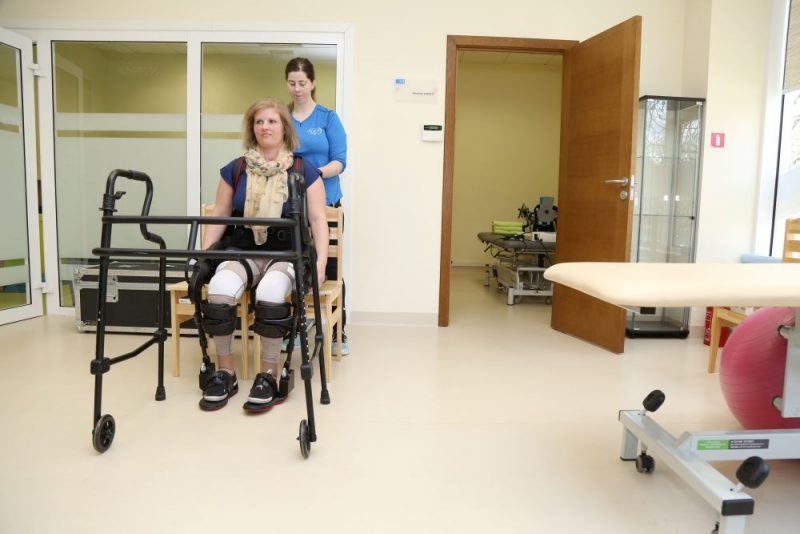 Dažu saslimšanu gadījumos ātrāka rehabilitācijas iesākšana ir ļoti būtiska. Speciālisti secina, ka muskuļu un skeleta sistēmas slimības 25% gadījumu novedušas pie invaliditātes. Attēlā: robottehnoloģiju demonstrācija Nacionālā rehabilitācijas centra “Vaivari” Ambulatorās rehabilitācijas klīnikā.