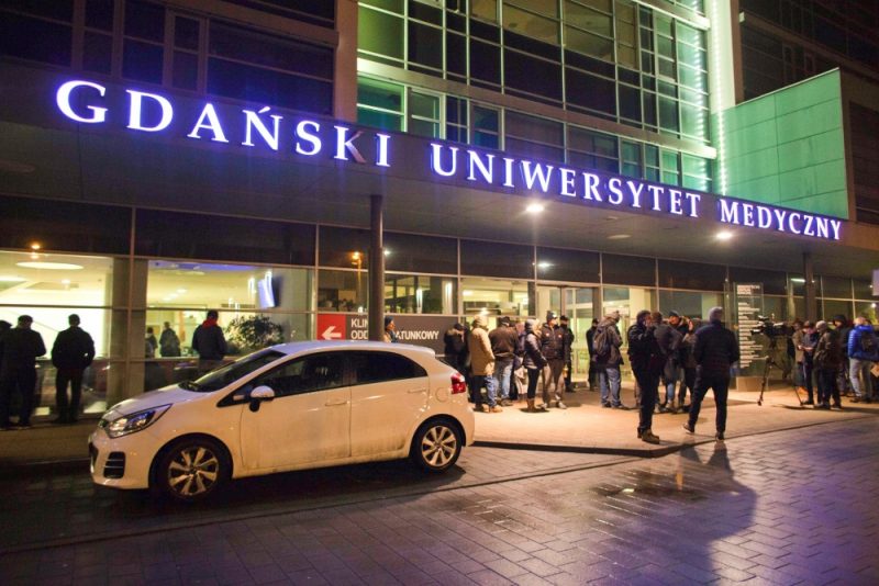 Pie slimnīcas Gdaņskā, Polijā.